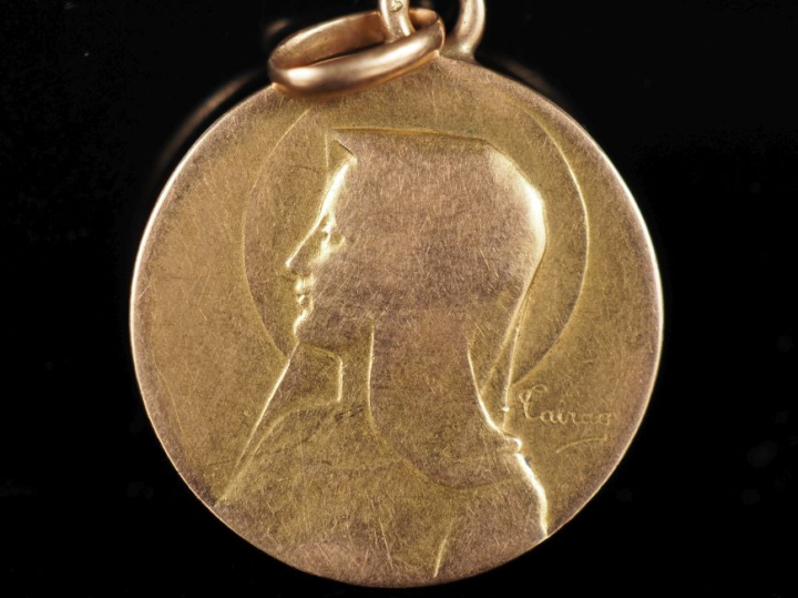 Médaille religieuse en or jaune 750, figurant la Sainte Vierge de prof