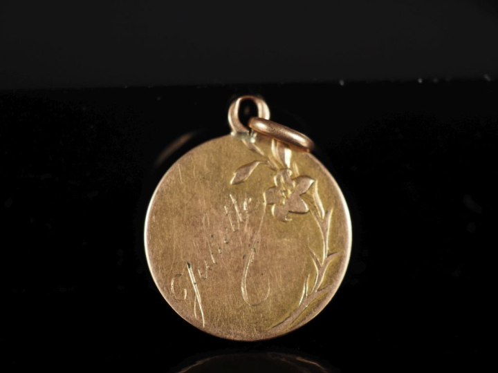 Médaille religieuse en or jaune 750, figurant la Sainte Vierge de prof