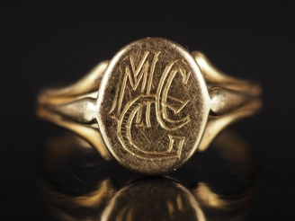Vente aux enchères Bague en or jaune 750, ornée en son centre d'un médaillon monogrammé. 