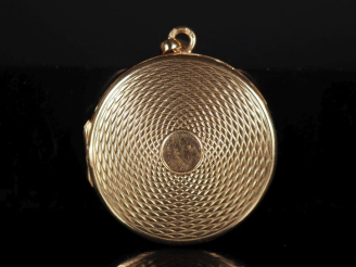 Vente aux enchères Pendentif porte-photo en or jaune 750, à décor de rosace.  Diam. 2,2 c