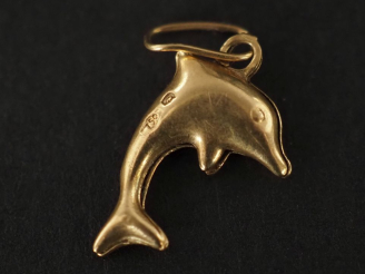 Vente aux enchères Petit pendentif en or jaune 750, en forme de dauphin.  H. 1,2 cm Poids
