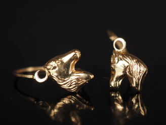 Vente aux enchères Paire de perces oreilles en or jaune 750, à décor de cheval. H. 1,5 cm