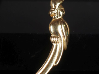 Vente aux enchères Amusante broche en forme de perroquet en or jaune 750.  H. 5 cm Poids.