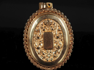 Vente aux enchères Pendentif porte-photo de forme ovale en or jaune 750, à décor de rince