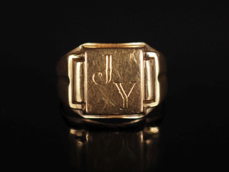 Vente aux enchères Bague de forme chevalière en or jaune 750, à décor de monogramme gravé