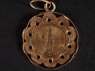Vente aux enchères Jolie médaille religieuse en or jaune 750, figurant la Sainte Vierge e