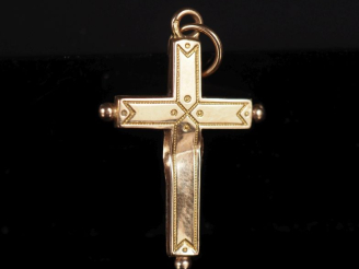 Vente aux enchères Pendentif en forme de croix en or jaune 750, à décor gravé.  2,6 x 1,8