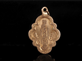 Vente aux enchères Jolie petite médaille religieuse en or jaune 750 de forme polylobée, f