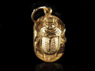 Vente aux enchères Pendentif en or jaune 750, en forme de scarabée.  1,5 x 1 cm Poids. 1,