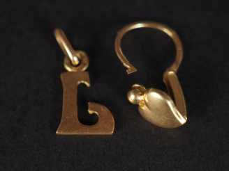 Vente aux enchères Ensemble comprenant :  - un perce oreille en or jaune 750, à décor de 