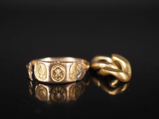 Vente aux enchères Ensemble comprenant deux maillons de gourmette et une bague en or jaun