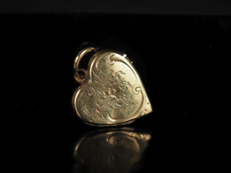 Vente aux enchères Petit pendentif porte-photo en forme de cœur en or jaune 750, à décor 