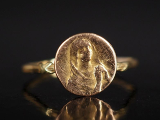 Vente aux enchères Petite bague religieuse en or jaune 585, ornée en son centre d'un méda