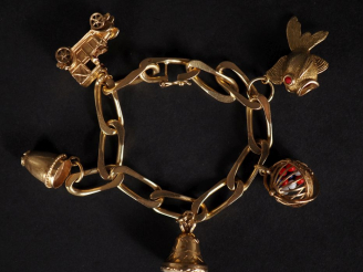 Vente aux enchères Bracelet articulé en or jaune 750, maille gourmette, agrémenté de quat