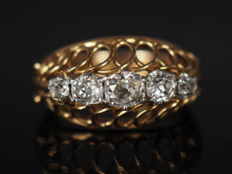 Vente aux enchères Bague pont de style 1940 en or jaune 750 et platine, à décor ajouré d'