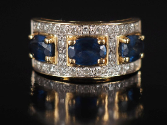 Vente aux enchères Bague bandeau en or jaune 750, sertie de trois saphirs entourés d'un p