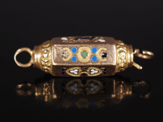 Vente aux enchères Ravissant fermoir en or jaune 750, à décor rehaussé d'émail polychrome