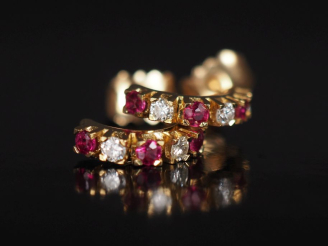Vente aux enchères Paire de demi-créoles en or jaune 750, serties de petits diamants et p