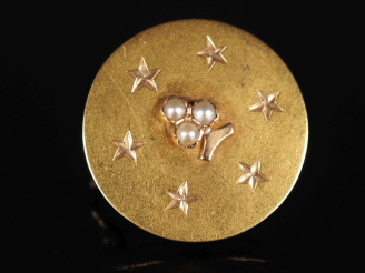 Vente aux enchères Broche ronde en or jaune 750, à décor en son centre d'un trèfle à troi