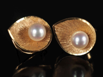 Vente aux enchères Paire de perces oreilles en or jaune 750 en forme de feuille, sertis e