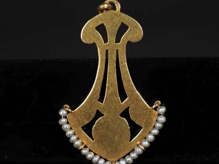 Ravissant petit pendentif de style Art Nouveau en or jaune 750, à déco