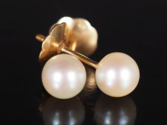 Vente aux enchères Paire de puces d'oreilles en or jaune 750, serties d'une perle blanche