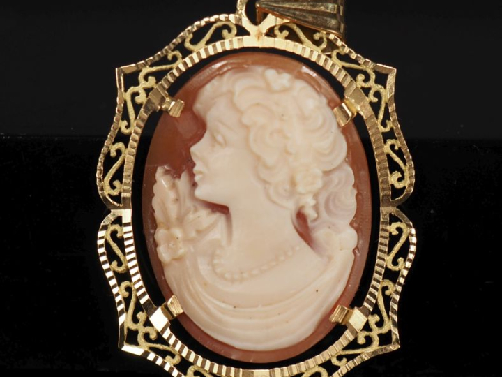 Pendentif en or jaune 750, à décor ajouré et filigrané et serti en son