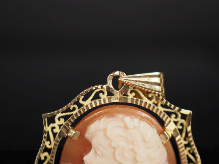 Pendentif en or jaune 750, à décor ajouré et filigrané et serti en son