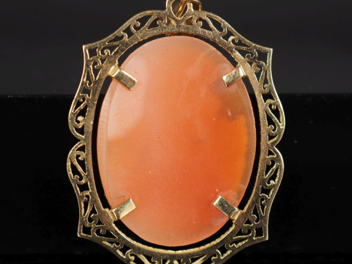Pendentif en or jaune 750, à décor ajouré et filigrané et serti en son