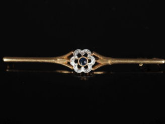 Vente aux enchères Broche barrette en or jaune 750, à décor en son centre d'une fleur ser