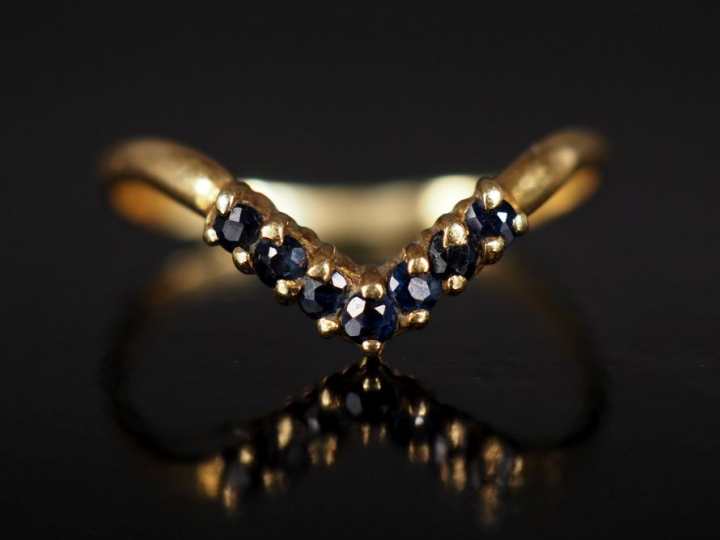 Petite bague de forme stylisée en or jaune 750, sertie d'une ligne de 