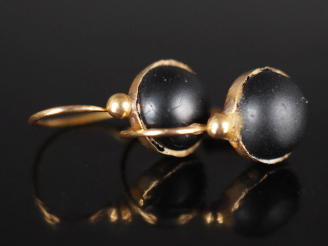 Vente aux enchères Paire de perces oreilles en or jaune 750, sertis d'onyx noir ou compos