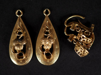 Vente aux enchères Paire de perces oreilles en or jaune 750, à décor d'un motif en pendel