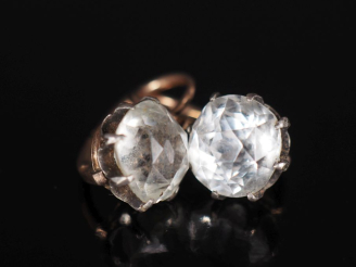 Vente aux enchères Paire de perces oreilles en or jaune 750, sertis d'une pierre à l'imit