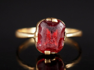 Vente aux enchères Bague en or jaune 585, sertie en son centre d'une pierre rouge. TDD. 5