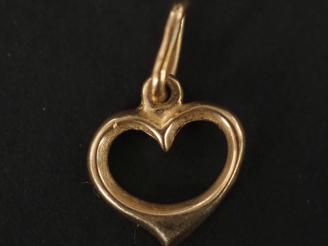 Vente aux enchères Pendentif en forme de cœur ajouré en or jaune 585.  1 x 1 cm Poids. 0,