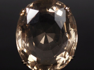 Vente aux enchères Important pendentif en métal, serti en son centre d'un quartz. Bélière