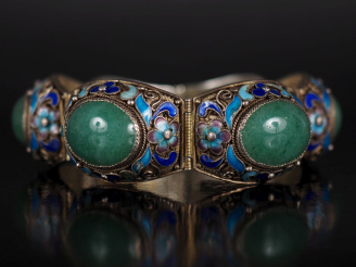 Vente aux enchères Ravissant bracelet en argent étranger, serti de cabochons de jadéite, 