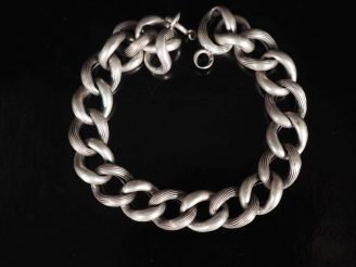 Vente aux enchères Bracelet souple en argent, maille gourmette, composé de maillons lisse