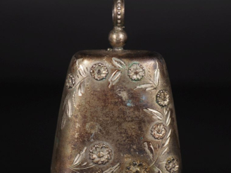 Vente aux enchères Clochette de style Art Nouveau en argent, à décor de fleurs en relief.