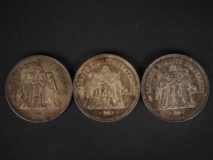 Trois pièces de 50 Francs en argent, 1974, 1976 et 1979.  Poids. 90,03