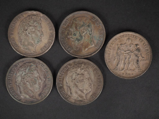 Vente aux enchères Ensemble comprenant :  - quatre pièces de 5 Francs en argent, 1832-D, 