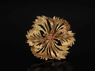 Vente aux enchères Broche en plaqué or en forme de fleur épanouie.