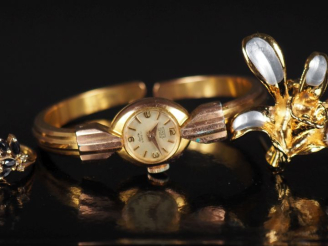 Vente aux enchères Ensemble comprenant :  - une montre bracelet de dame en plaqué or.  Ca