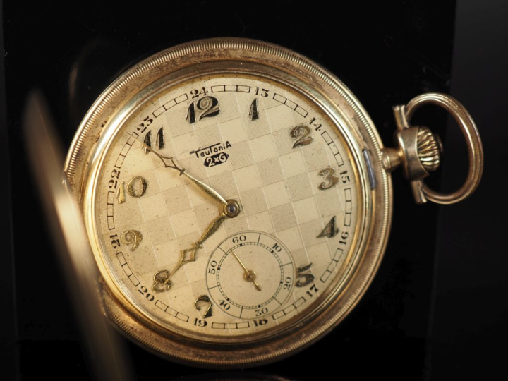 TEUTONIA Montre savonnette aveugle de style Art déco en or jaune 585. 