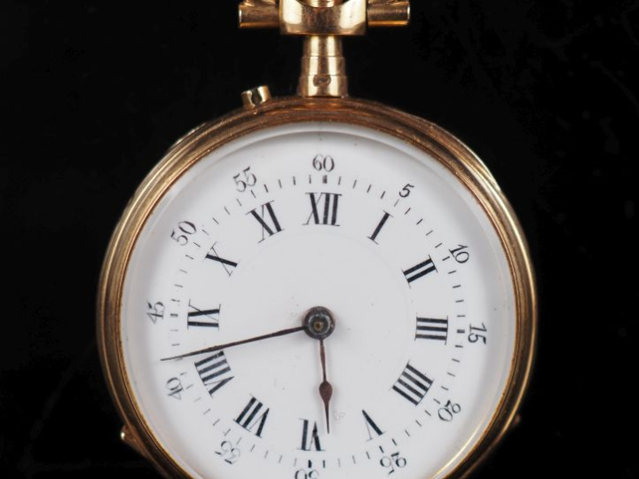 Montre de col en or jaune 750. Cadran à chiffres romains pour les heur