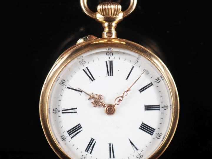Montre de col en or jaune 750.  Cadran à chiffres romains pour les heu