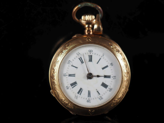 Vente aux enchères Montre de col Napoléon III en or jaune 750.  Cadran à chiffres romains