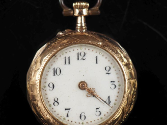 Vente aux enchères Petite montre de col Napoléon III en or jaune 750. Cadran à chiffres a