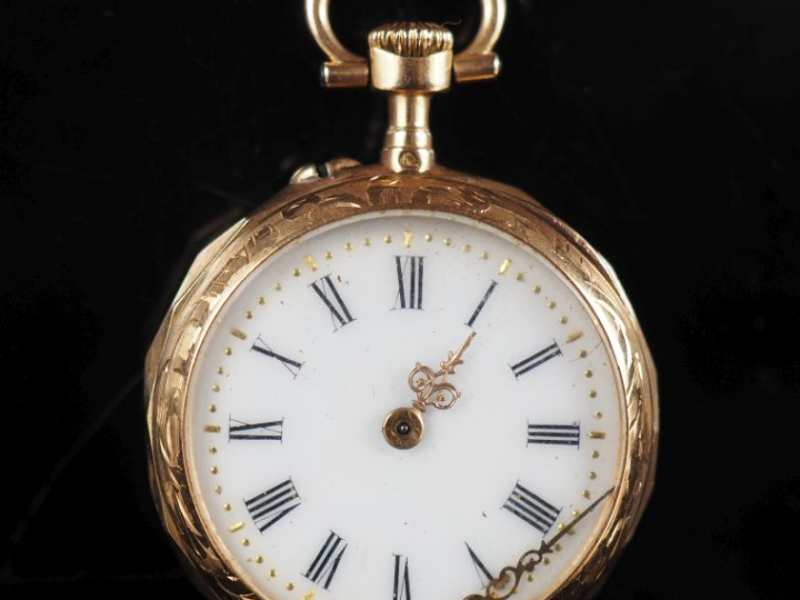 Montre de col Napoléon III en or jaune 750.  Cadran à chiffres romains